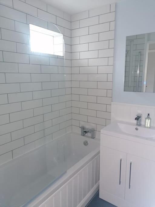 The Getaway - Modern 2 Bedroom Brixham Bungalow With Sea Peeps 외부 사진