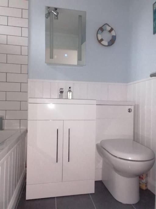 The Getaway - Modern 2 Bedroom Brixham Bungalow With Sea Peeps 외부 사진