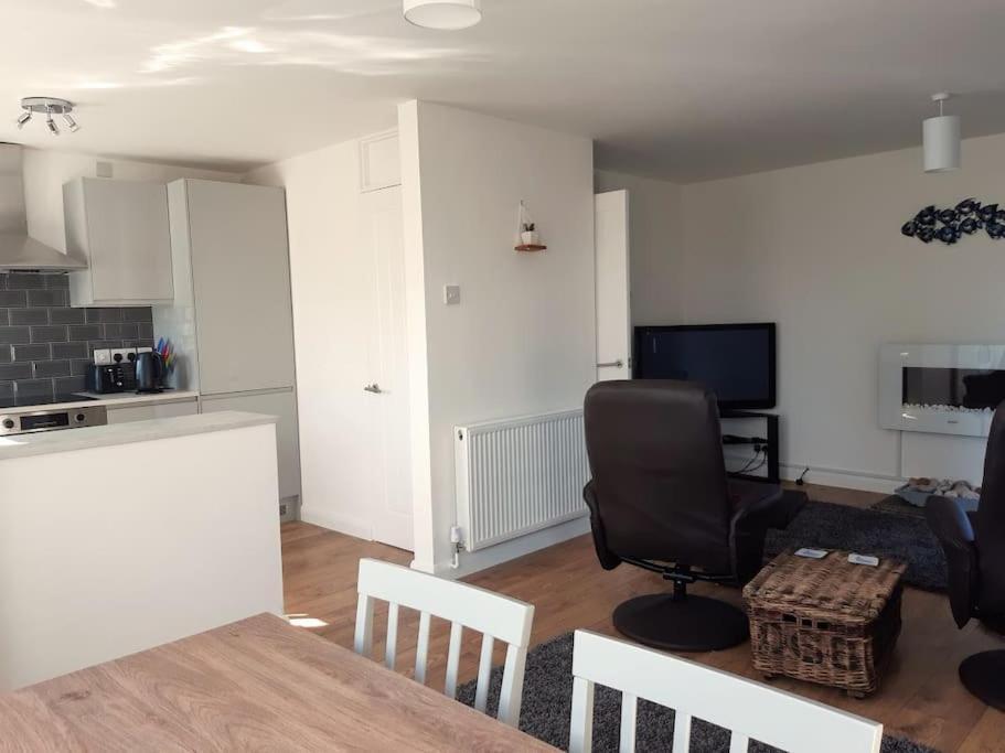 The Getaway - Modern 2 Bedroom Brixham Bungalow With Sea Peeps 외부 사진