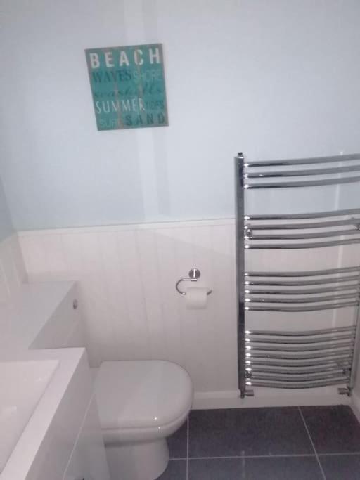 The Getaway - Modern 2 Bedroom Brixham Bungalow With Sea Peeps 외부 사진